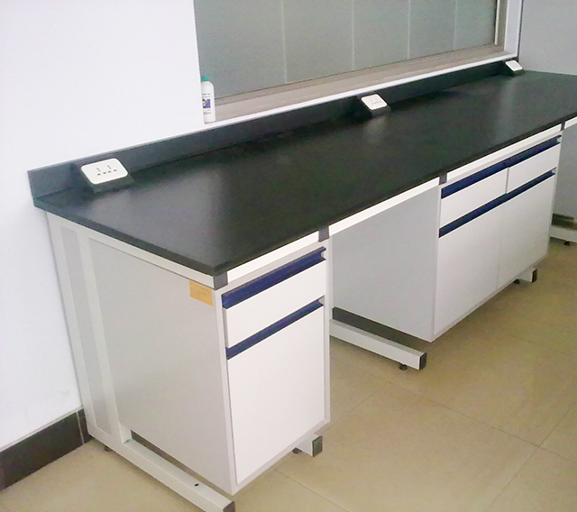 邊實(shí)驗(yàn)臺(tái)