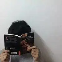 劉**