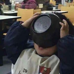 沈**